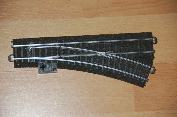 24612 Märklin C-Gleis Weiche rechts, 188,3 mm / R2 = 437,5 mm / 24,3°.