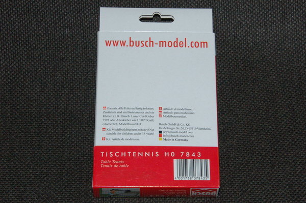 7843 Busch Tischtennisplatte mit zwei Tischtennisspielern, Parkbänken und Abfallkorb